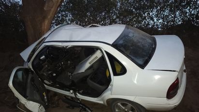 Bomberos rescataron a un joven que quedó atrapado tras un accidente vial