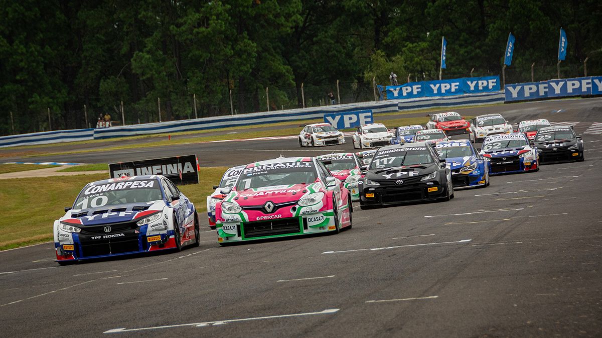 Largada de la primera fecha de la temporada en Concordia, donde cerrará el año el TC 2000, con el campeón Leonel Pernia primero