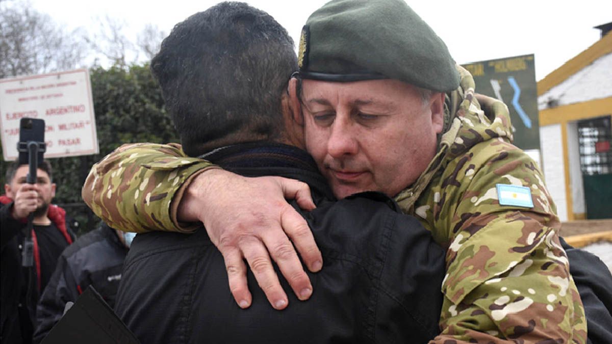 El abrazo interminable entre el papá de Matías y el coronel Bava. Fotos: Estela Zogbe