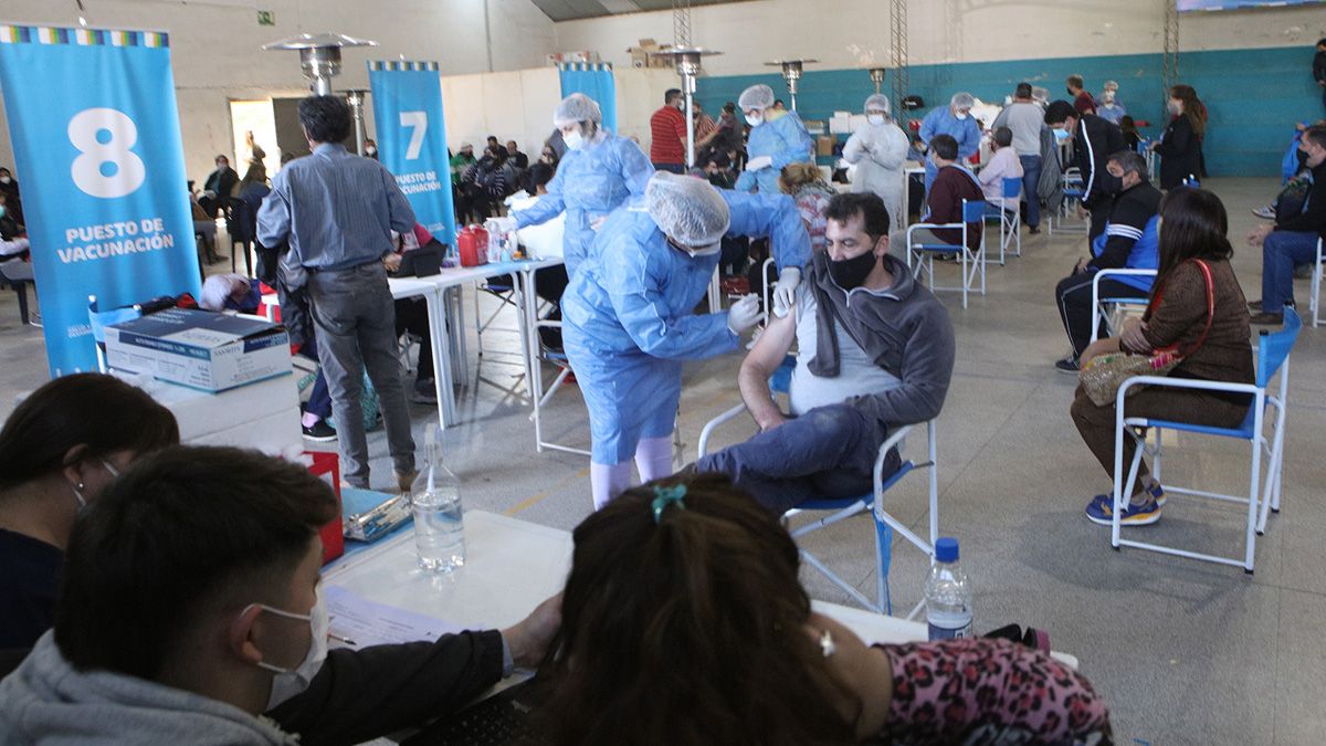 En la ciudad siguen aplicando dosis de Sputnik V y de AstraZeneca.