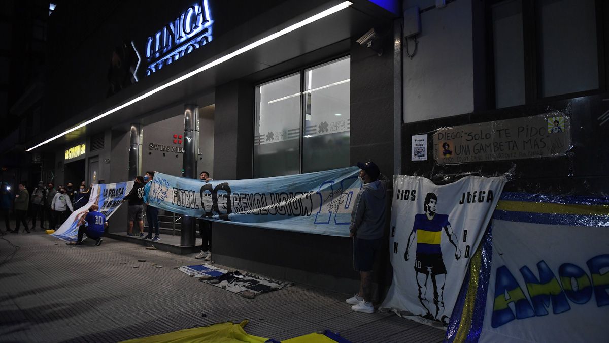 La vigilia de los hinchas en las puertas de la Clínica Olivos.