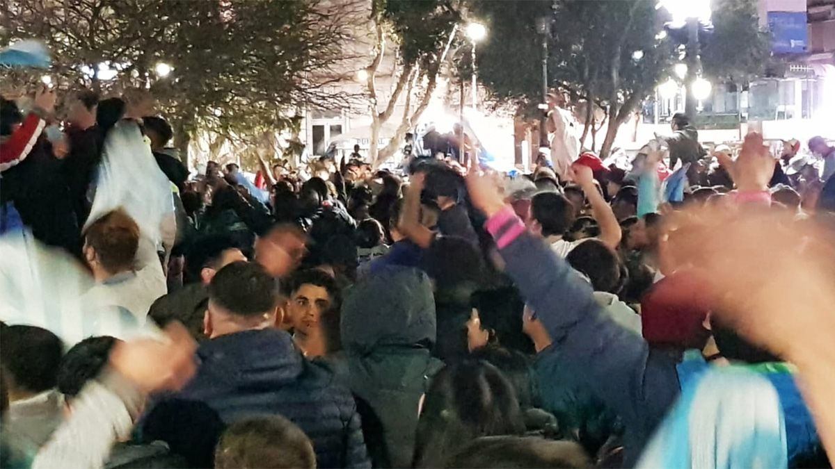 Muchos riocuartenses salieron a festejar a la Plaza Roca el campeonato de Argentina.