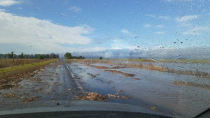 El cruce de Moldes, anegado por la gran cantidad de agua