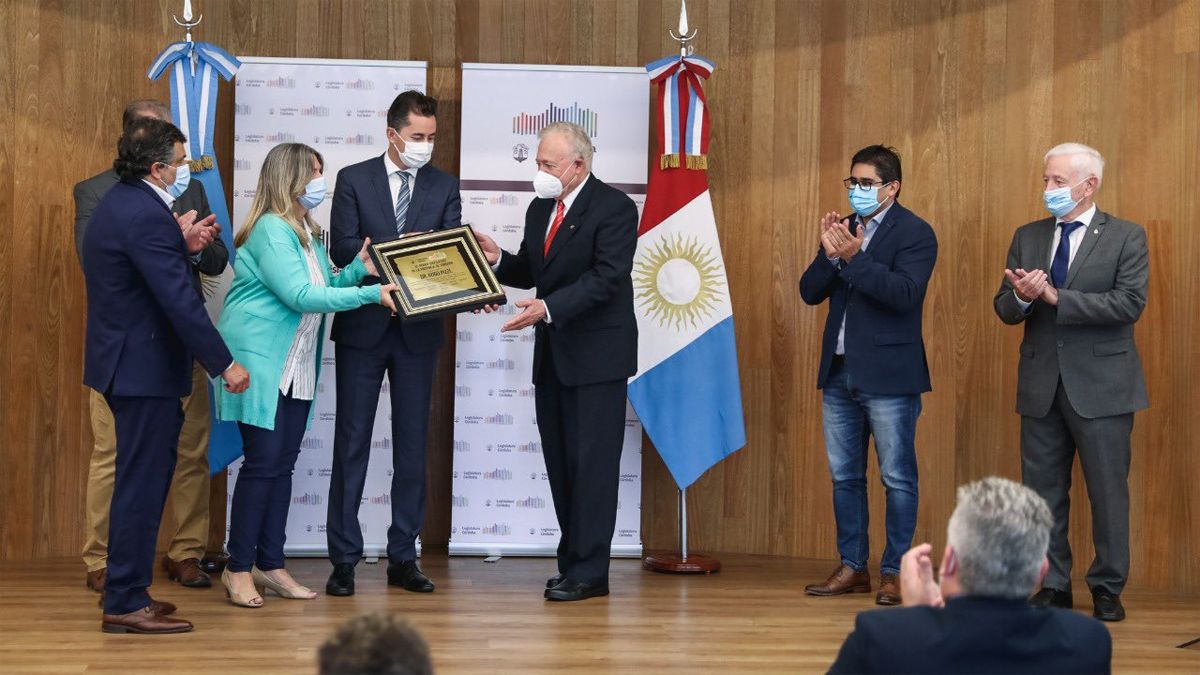 La Legislatura reconoció la destacada trayectoria del infectólogo.