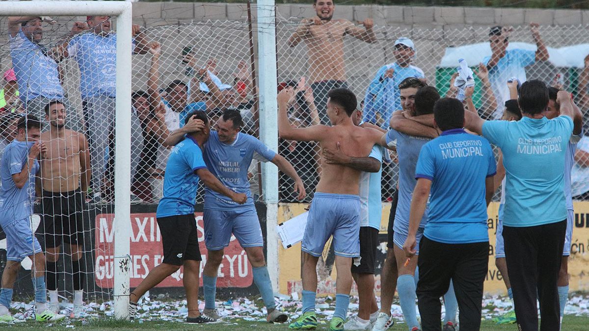 El Celeste de Adelia María venció a domicilio a Alberdi 2 a 1 y se quedó con el torneo Clausura. Foto: Matías Tambone