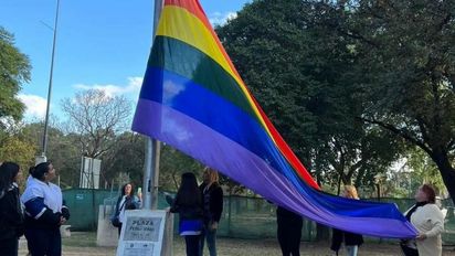 La bandera de la diversidad vuelve a flamear en la Plaza Pedro Viñas