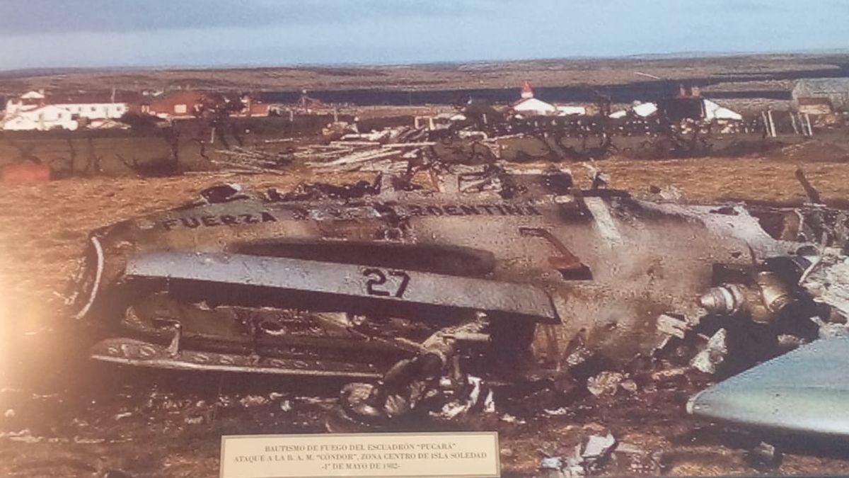 Los restos del avión atacado por los ingleses. 