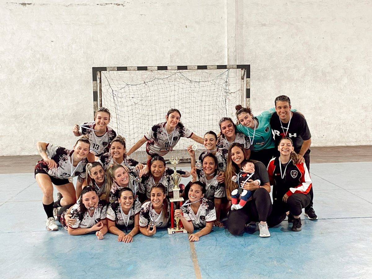 El equipo campeón de Río Cuarto Handball festejando tras el triunfo ante Fitz Simon.