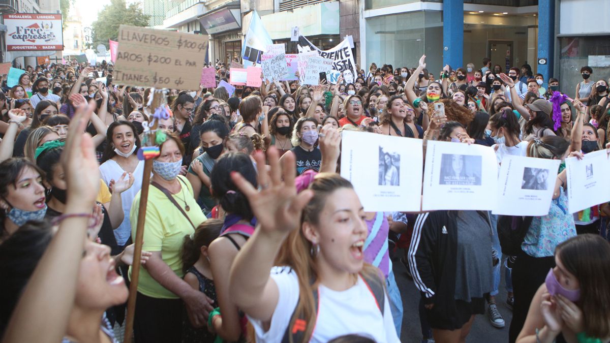 Una multitud marchó por el centro riocuartense hasta El Andino.
