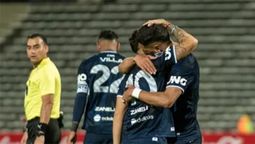 Alex Arce (derecha) abraza a Matías Fernández en el festejo del primer gol del partido