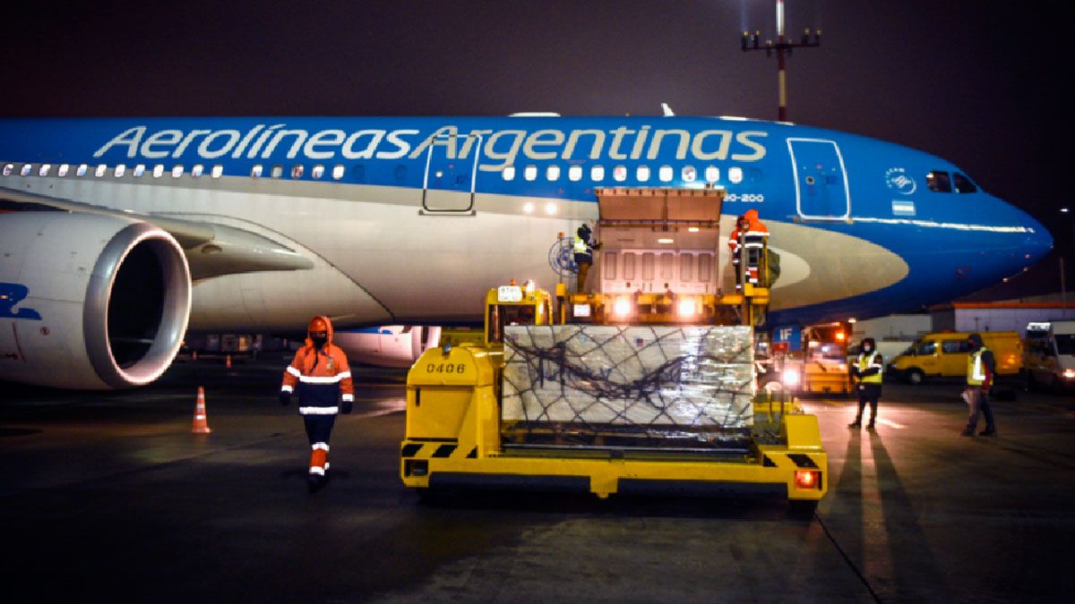  El Airbus de Aerolíneas Argentinas cargó ayer el envío de vacunas Sputnik V en el aeropuerto de Moscú.