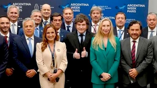 Milei con gobernadores en París pero sin Llaryora. Milei con gobernadores en París pero sin Llaryora.
