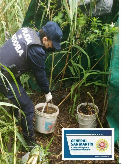 Oficiales de la Policía provincial, realizando los trabajos en Arroyo Cabral.