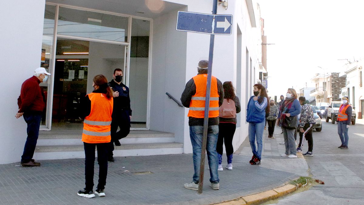 Larga fila en la sucursal de Banco de Córdoba Pedernera.