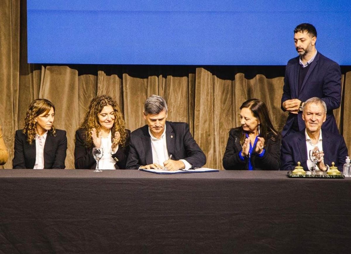 Passerini firma la adhesión de Córdoba capital en el acto presidido por el gobernador Schiaretti.