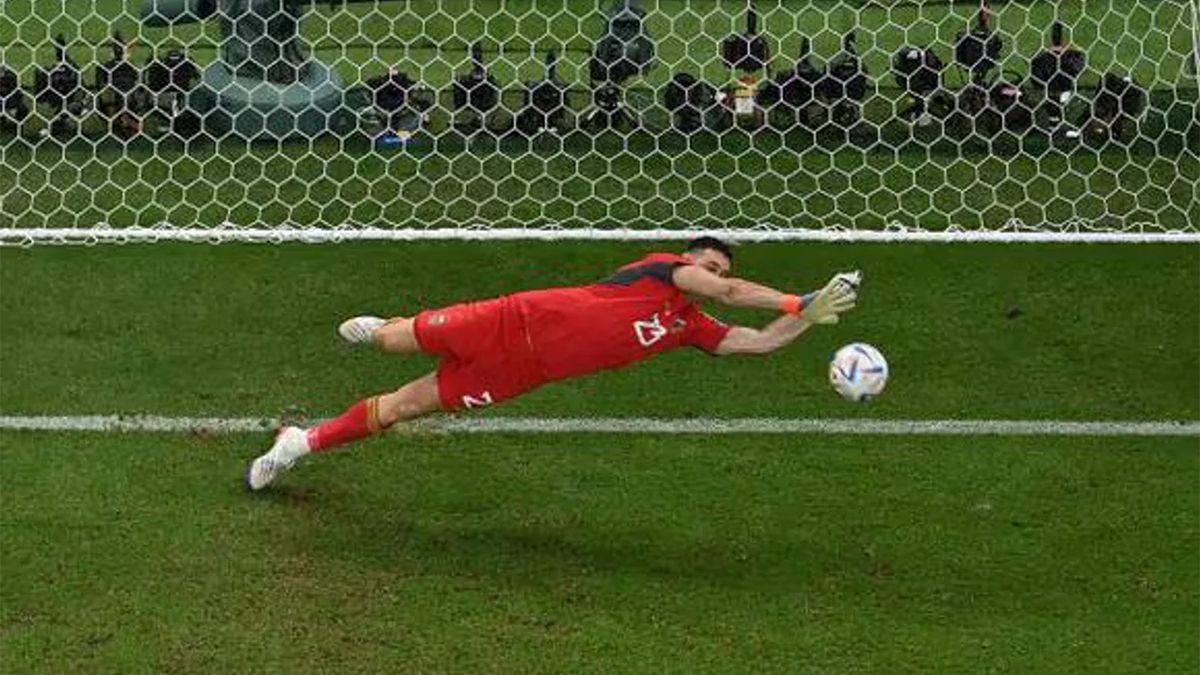 Emiliano Dibu Martínez vuela para atajar el primero de los dos penales que atajó para pasar a semifinales de la Copa América