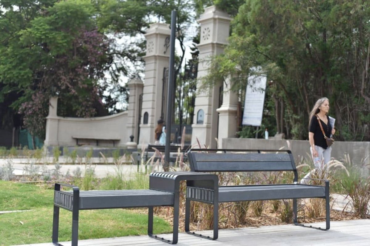 Los bancos fueron elaborados con material reciclado en la Escuela de Economía Circular.