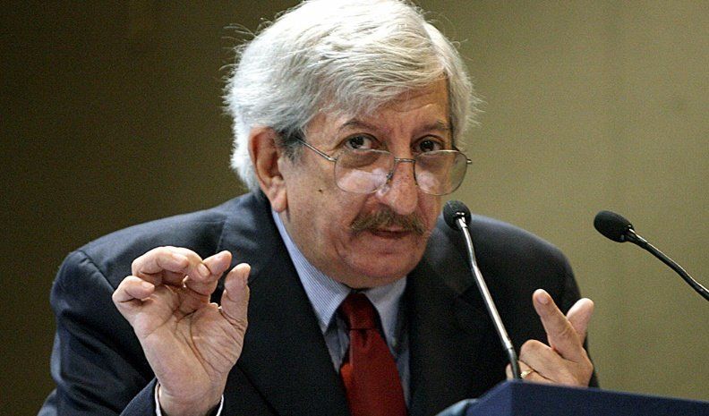 Especialista en relaciones internacionales, ocupó diferentes cargos siempre vinculados a su área de especialización.