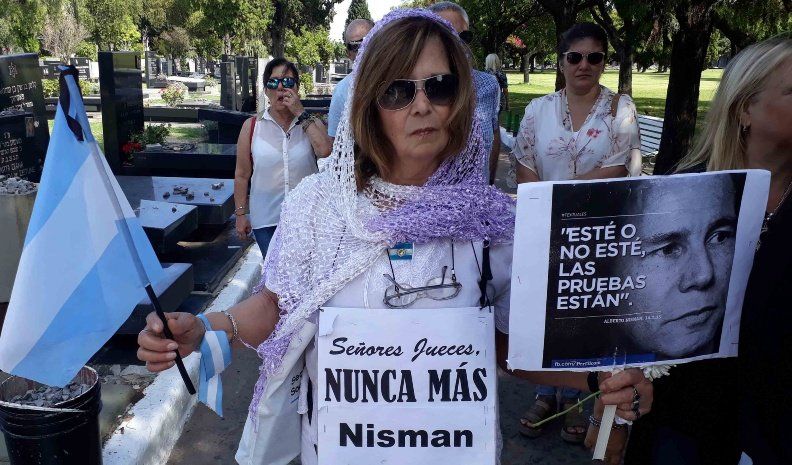 Homenajearon al exfiscal en  el cementerio de La Tablada