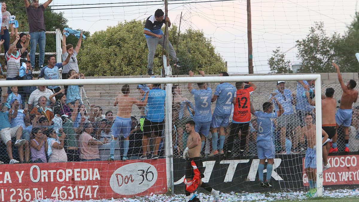 El Celeste de Adelia María venció a domicilio a Alberdi 2 a 1 y se quedó con el torneo Clausura. Foto: Matías Tambone