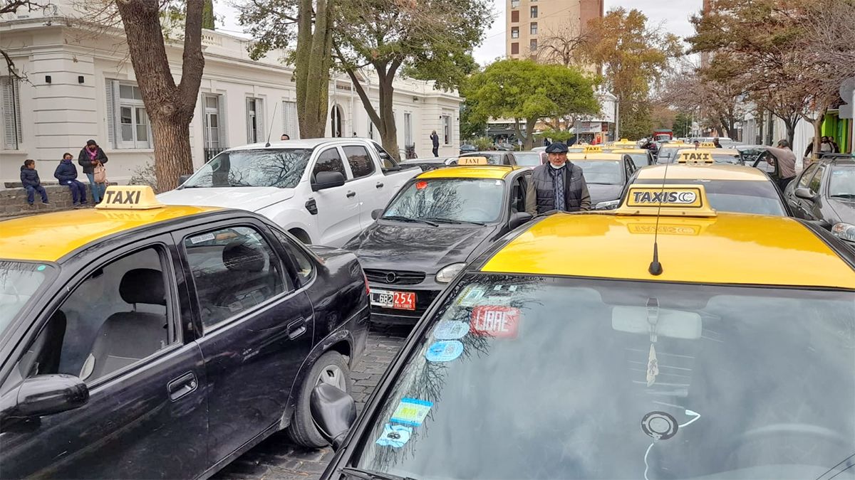 Decenas de taxis cortan calle Sobremonte frente al Concejo