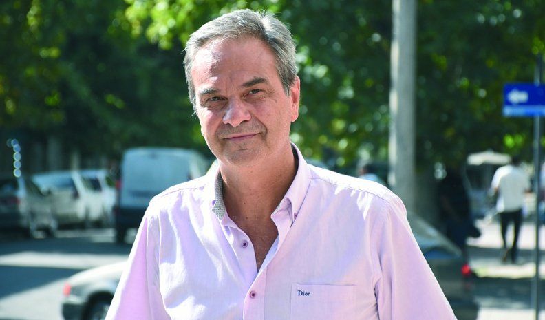 Alberto Costa es contador, especialista en temas económicos, consultor y director de la Revista Claves. También ha conducido ciclos radiales y televisivos de la ciudad.