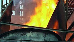 Ardió una secadora de granos a  la vera de la ruta 6 y demandó  11 horas de trabajo de bomberos