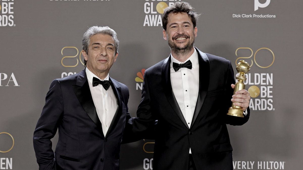 Ricardo Darín y Santiago Mitre con el Globo de Oro.