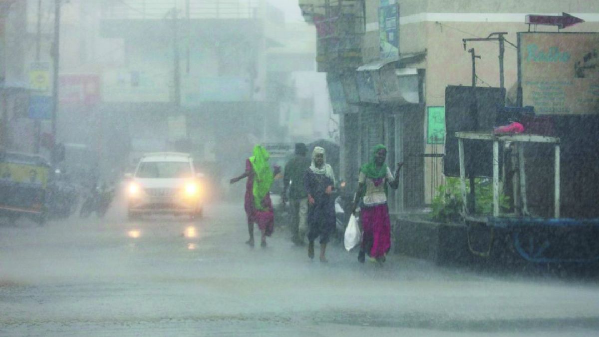 India y Pakistán: Vientos huracanados y fuerte oleaje azotaron estejueves el litoral de ambos países. Por tal motivo