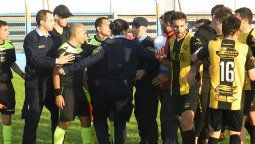 Acción Juvenil dejó pasar puntos ante Universidad en un partido con polémica