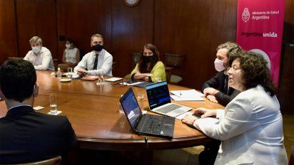 Vacunación para docentes: el personal de las escuelas será dividido en 5 grupos prioritarios