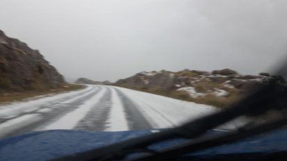 Fuertes tormentas: el granizo cubrió el camino de las Altas Cumbres