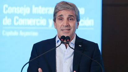 Caputo destacó la rebaja de precios en un hipermercado