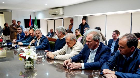 Llaryora, durante la conferencia de prensa en la Rural.