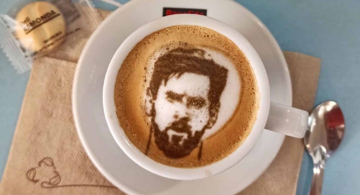 La promoción mundial incluía una medialuna y un café con la cara de Lionel Messi.
