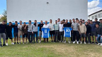 Alicio Dagatti, junto a sus hijos, se despidió del plantel de jugadores con un asado íntimo en Estudiantes, donde lo homenajearon.
