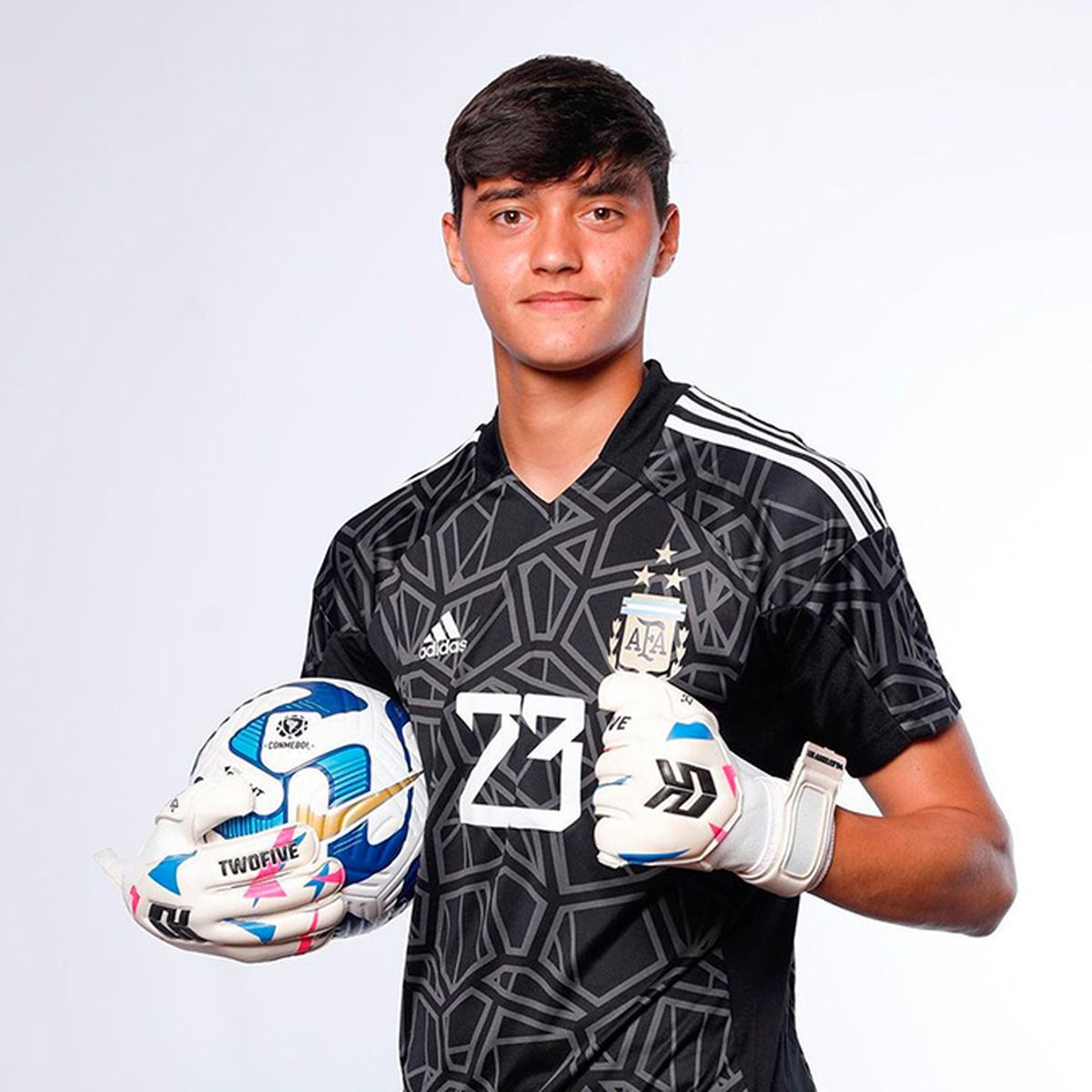 Lorenzo Luchino comenzó en el arco de las inferiores de Estudiantes de Río Cuarto, en la actualidad está en el Sevilla de España y fue convocado por Javier Mascherano para la Selección Sub-23, que tendrá debut olímpico en el partido contra Marruecos el 24 de julio a las 10:00 hs.