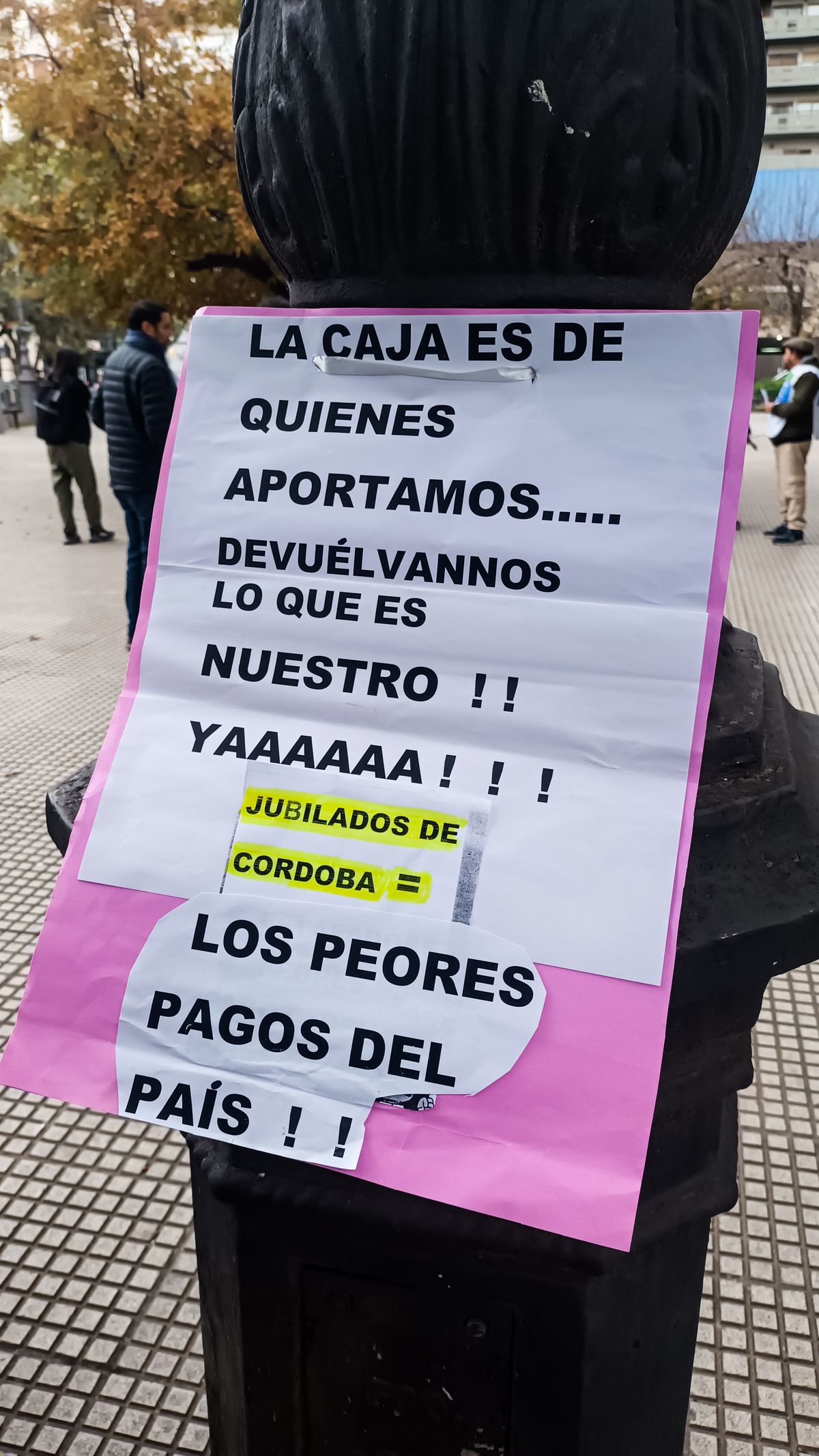 Jubilados Y Jubiladas Realizaron Una Sentada En Contra Del Ajuste