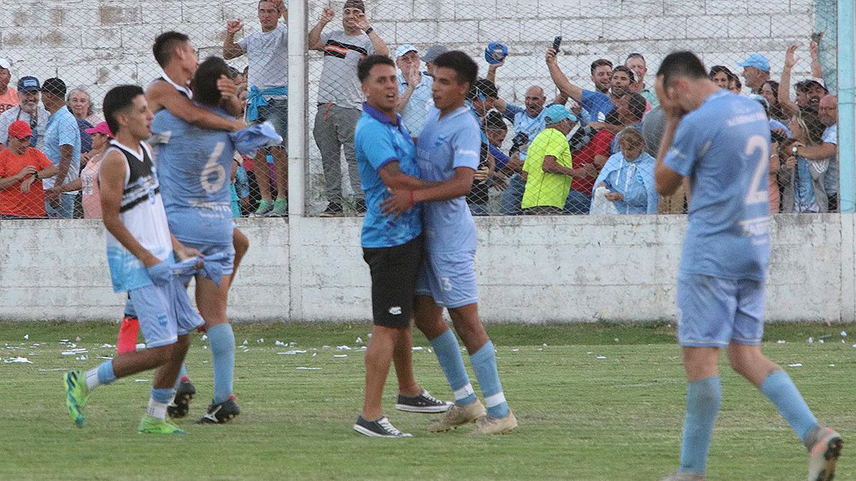 El Celeste de Adelia María venció a domicilio a Alberdi 2 a 1 y se quedó con el torneo Clausura. Foto: Matías Tambone