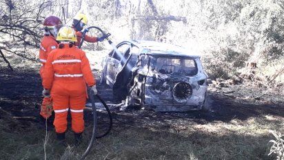 Incendio total de una camioneta en Baigorria