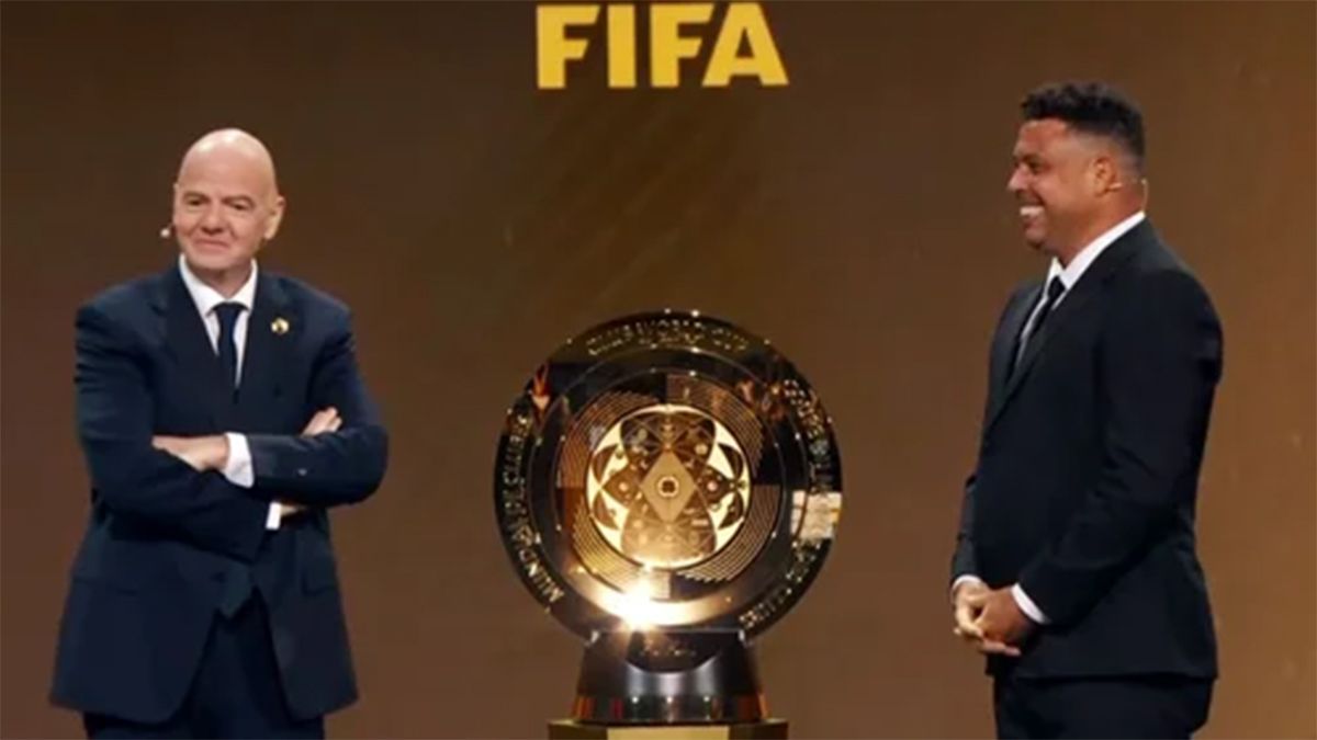 Trofeo del Mundial de Clubes junto a Gianni Infantino y Ronaldo.