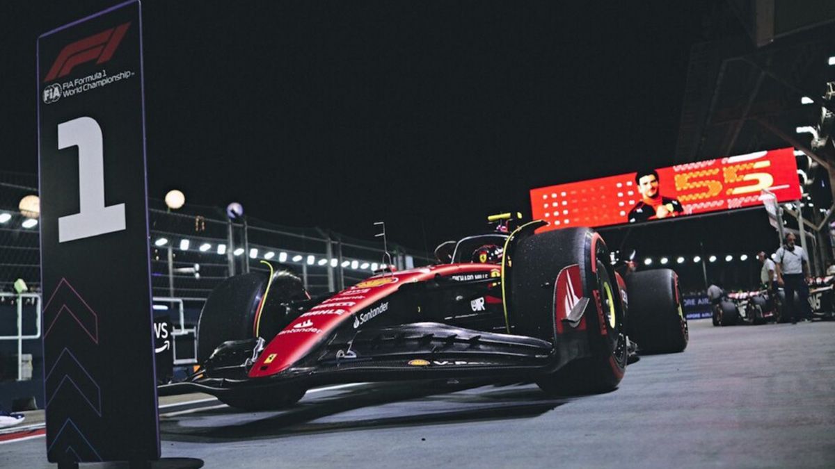 La Ferrari de Carlos Sainz con el ansiado 1 después del triunfo en el Gran Premio de Singapur