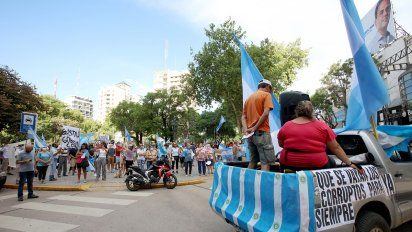 Banderazo en Río Cuarto contra el escándalo de la vacunación VIP