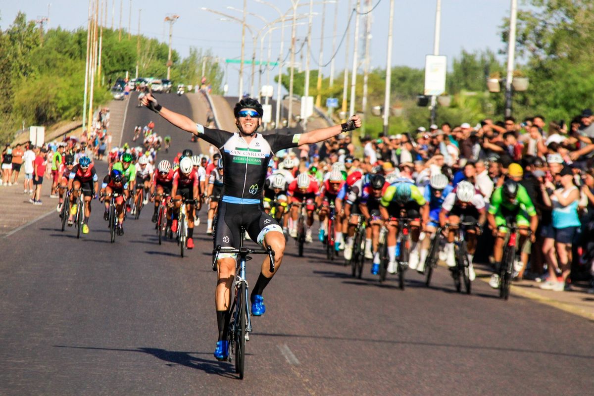 Matias Lisa festeja en su triunfo en la 5° etapa de la Vuelta de Mendoza. (Foto: Gentileza Luis Rojo Mallea)
