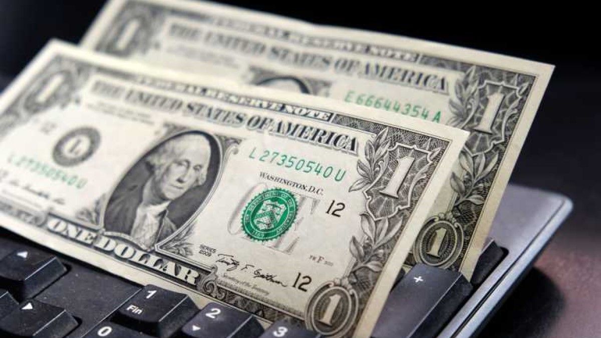 El dólar blue finalizó noviembre en baja y cerró $ 314