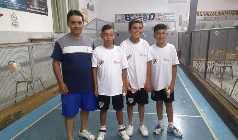 Los jugadores de Centro Vecinal Sarmiento, campeones de la categoría Sub-12 en el Torneo Infantil que organizó esa entidad.