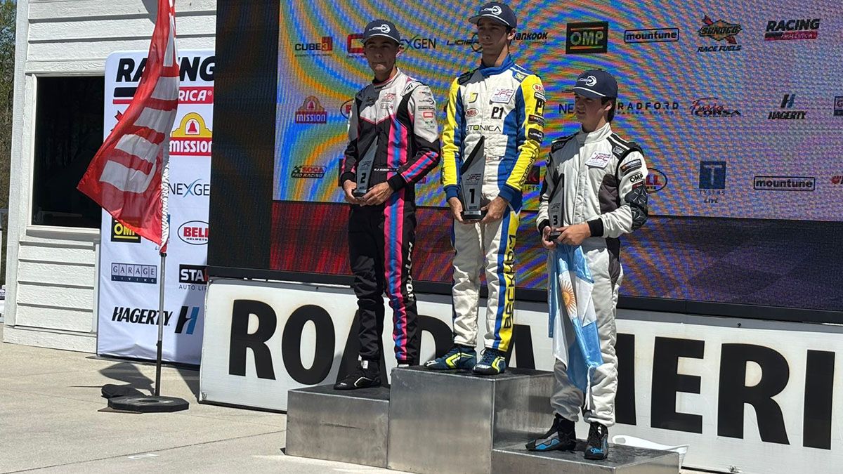 Lázaro Bainotti con la bandera Argentina en el tercer escalón del podio de la primera final en Road America