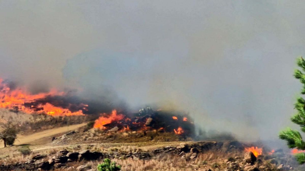 Combaten tres focos de incendio en la provincia: en Yacanto debieron evacuar familias