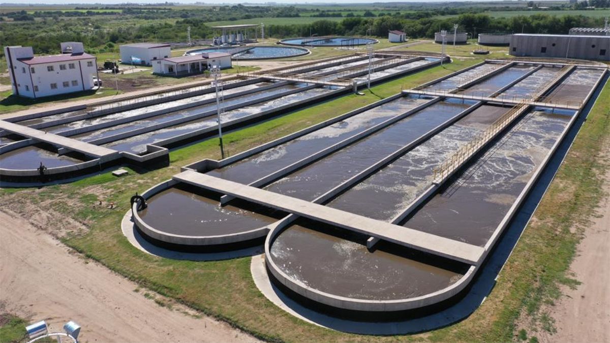 Imágenes de la visita del gobernador Schiaretti a la planta cloacal local.