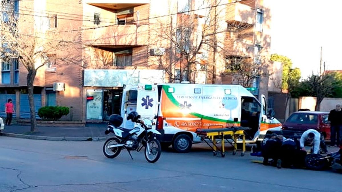 Un motociclista con fractura expuesta tras un choque en el macrocentro